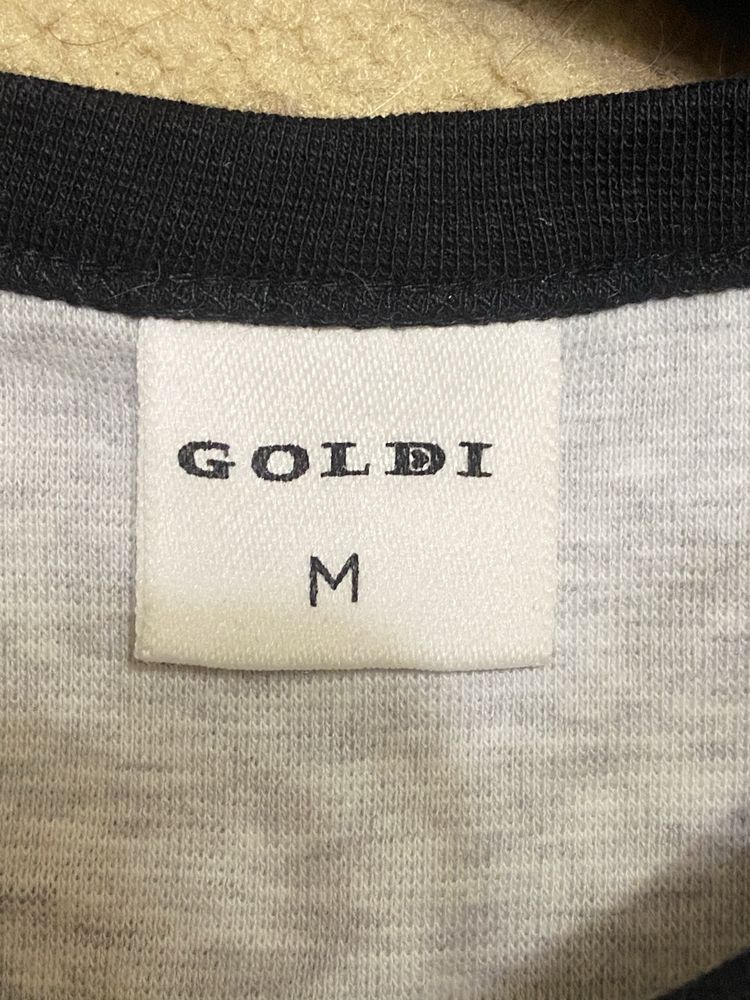 лонгслів з написом goldi
