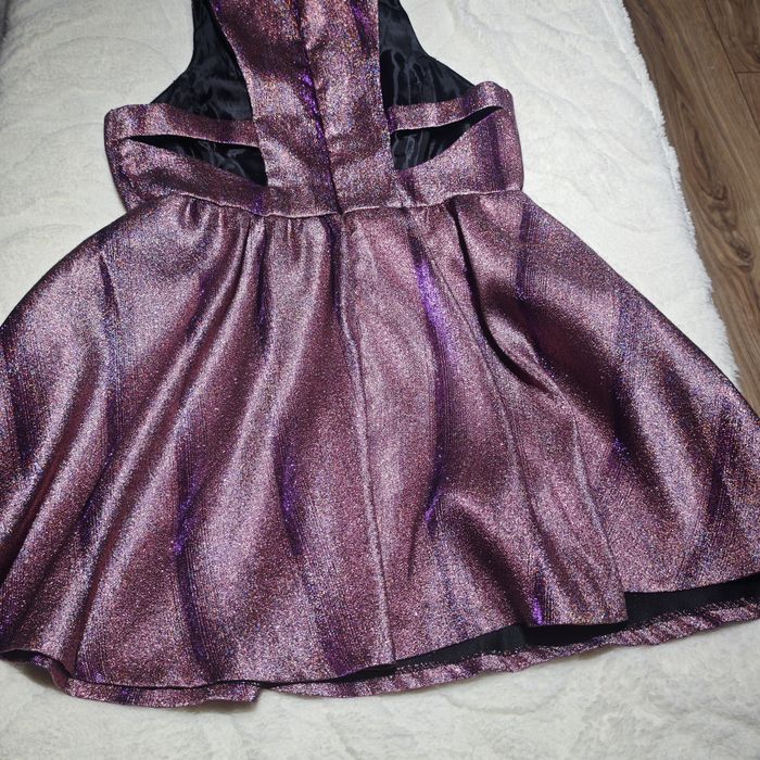 Sukienka z wyciętymi plecami