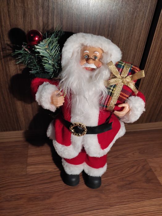 Санта Клаус с елкой и подарками