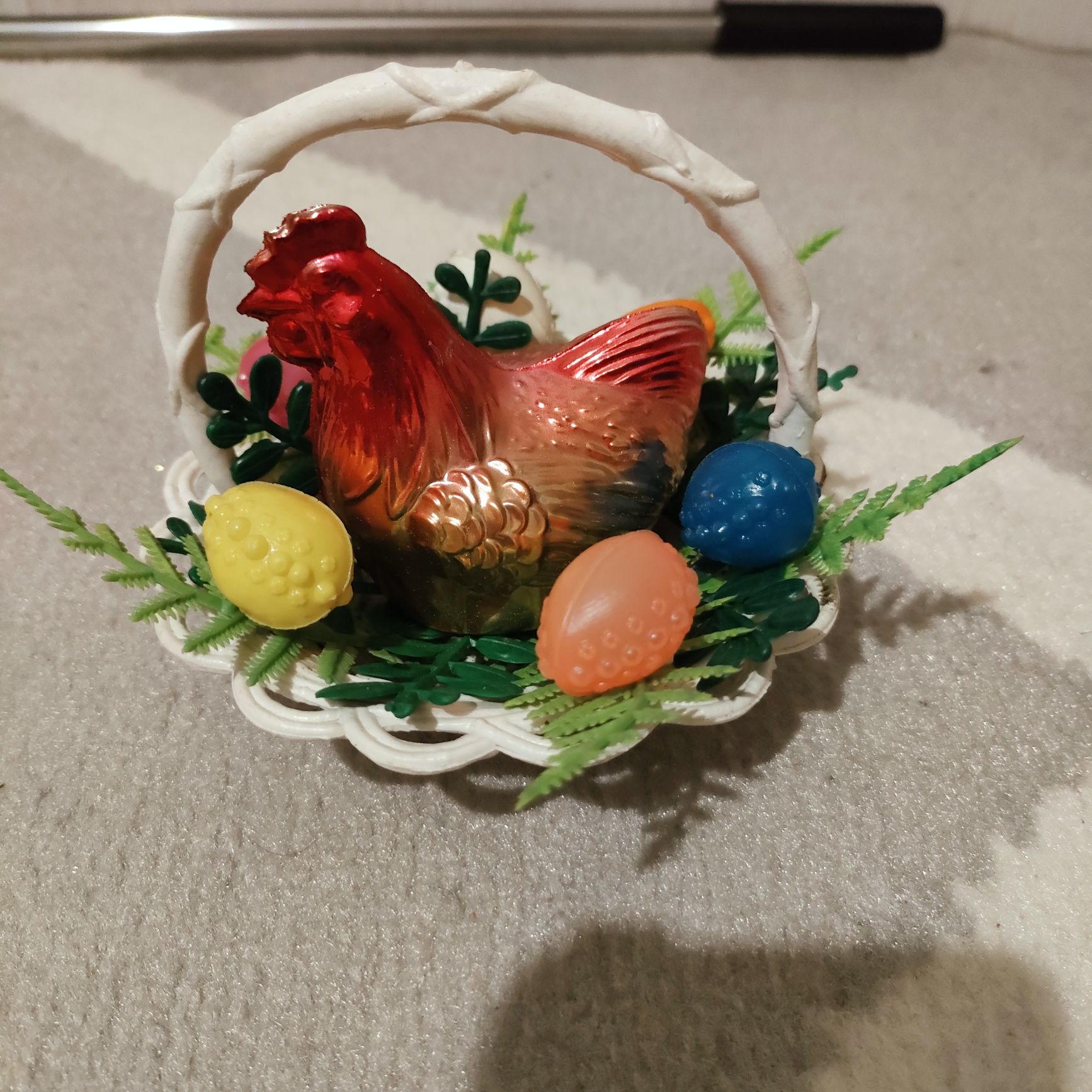 Ozdoba Wielkanocna, koszyczek z kurą i jajkami, plastik PRL