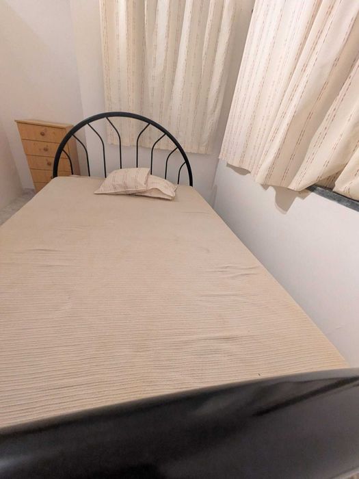 Cama com estrutura de metal c/colchão 140x200cm
