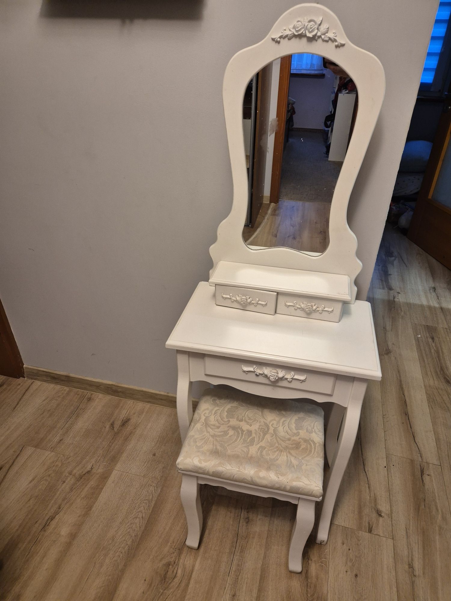 Toaletka z krzesełkiem i lustrem