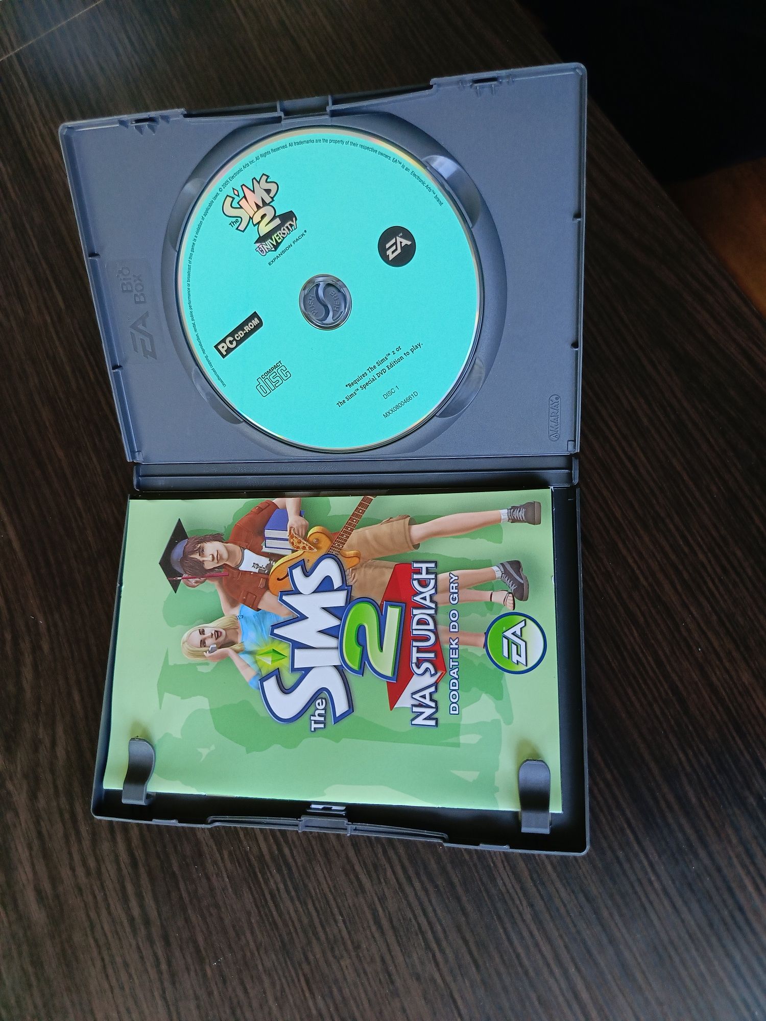 Simsy 2 dodatek na studiach