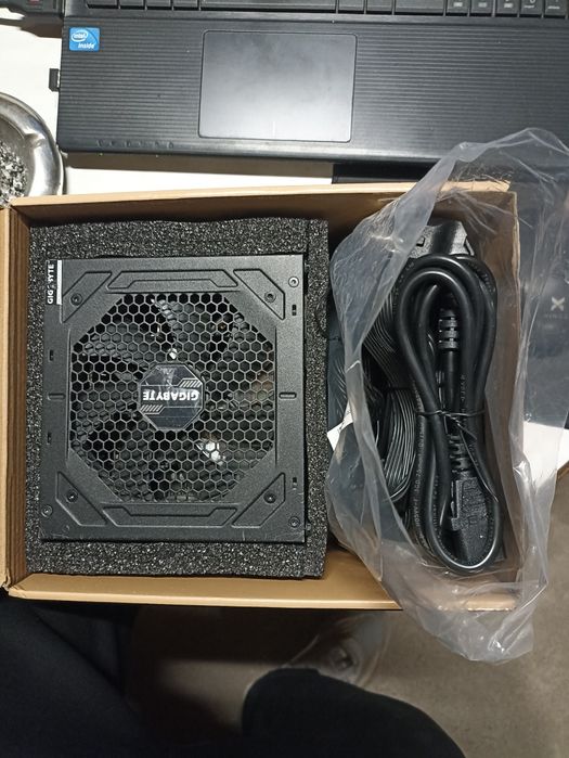 Блок питания Gigabyte p750gm