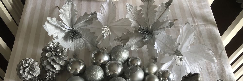 Bolas para arvore de natal prateadas e enfeites