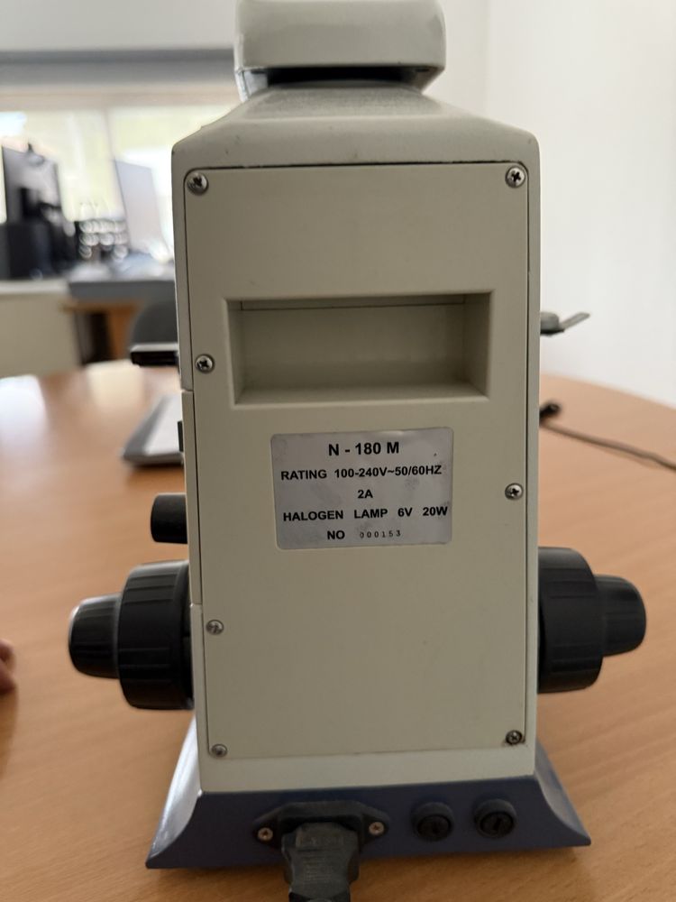 Microscópio N-180 M