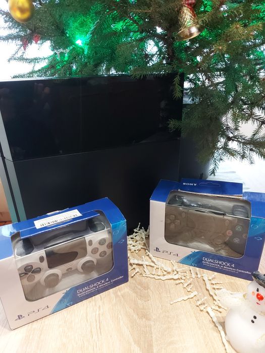 Sony PlayStation 4 PS4 (2 нових джойстики, диски з іграми, заряд. стан