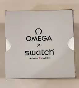 Omega x Swatch SO33T103: Pustynny Design z Bioceramiki