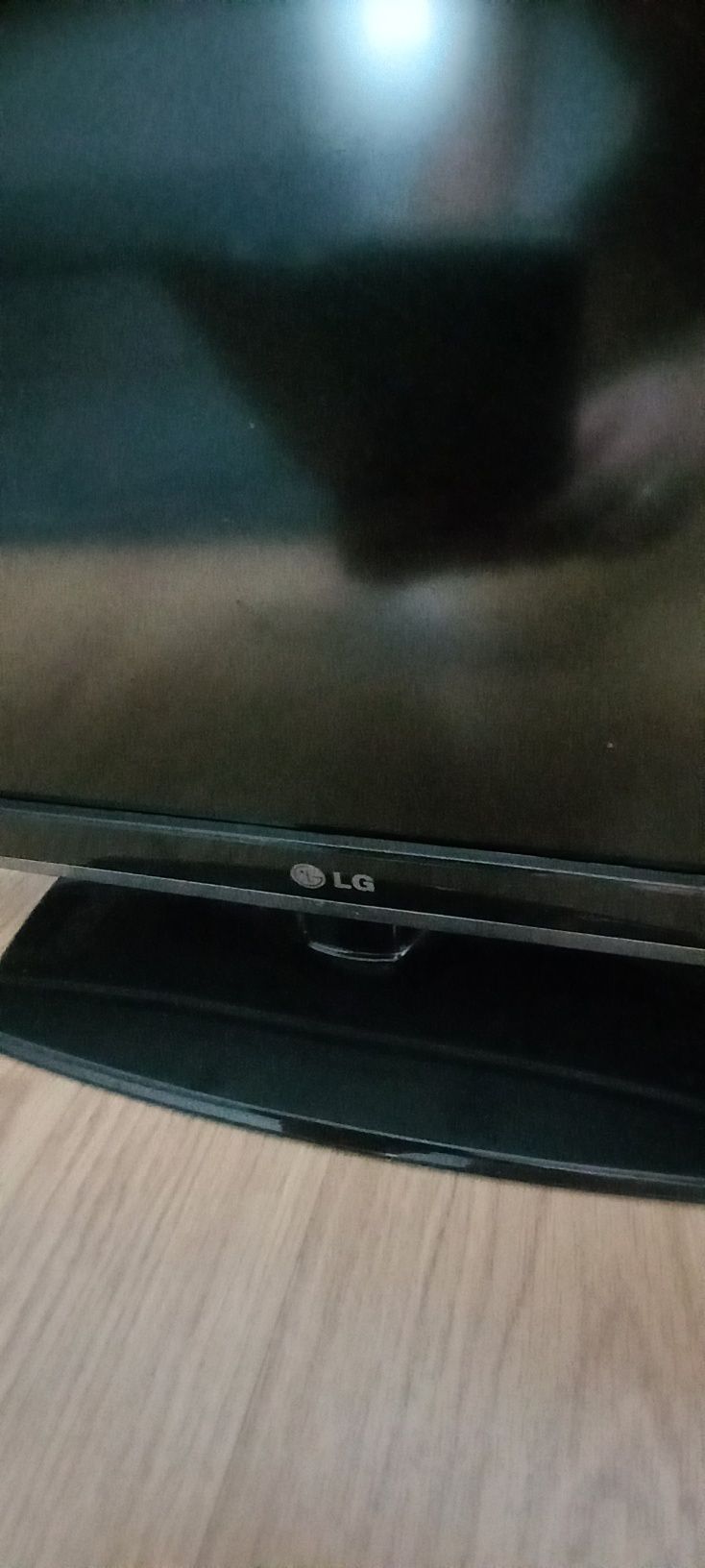 Telewizor LG na stopce; może służyć jako monitor