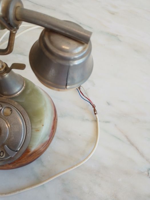 Telefone antigo em marmore