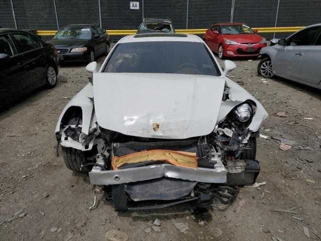 Porsche Panamera 3.0 Hybrid z 2013 roku, model USA.