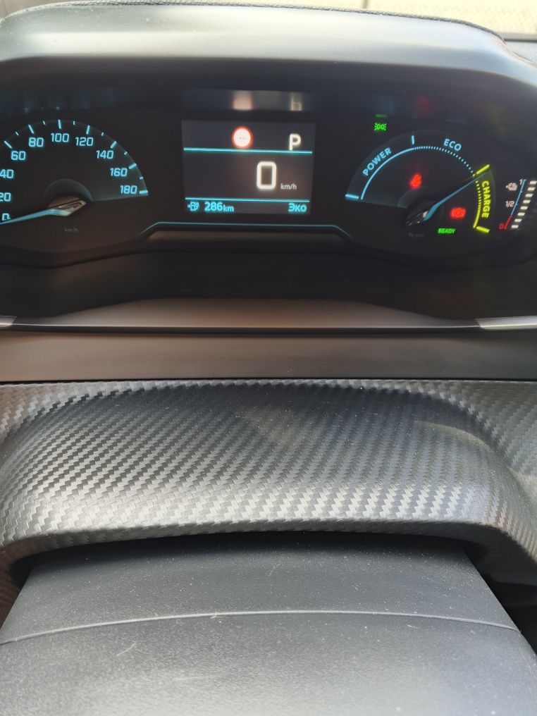 Peugeot e 2008         .