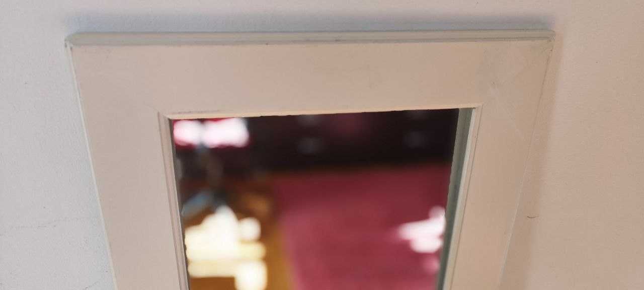 Espelho branco com moldura / White framed mirror