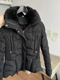 Zimowa czarna puchowa kurtka ze stójką i futerkiem B.Style
