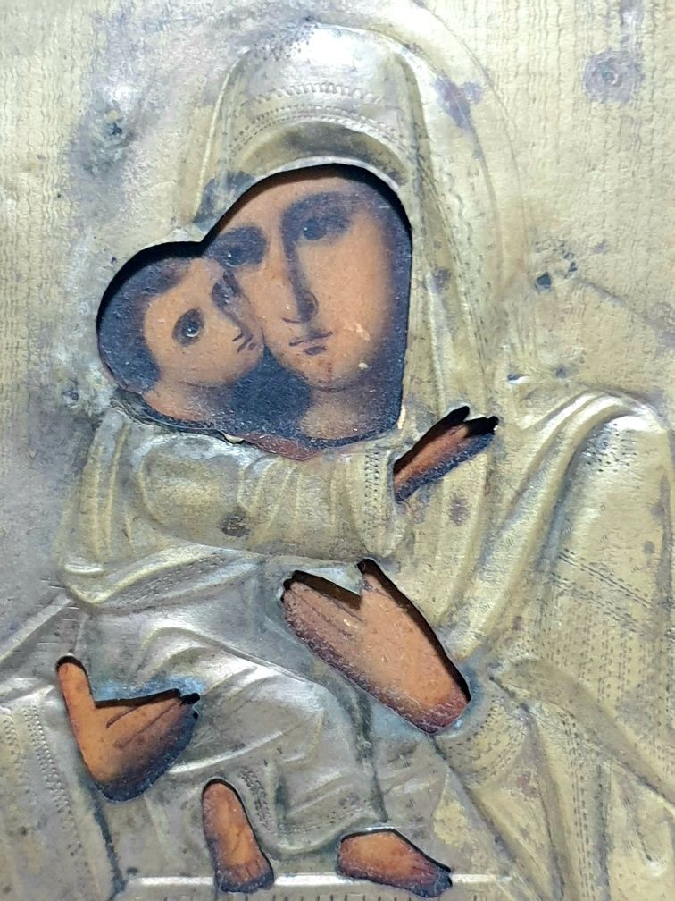 Antigo Ícone russo com a imagem da Nossa Senhora com o Menino