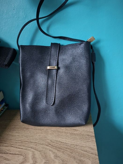 Mała czarna torebka listonoszka złote elementy