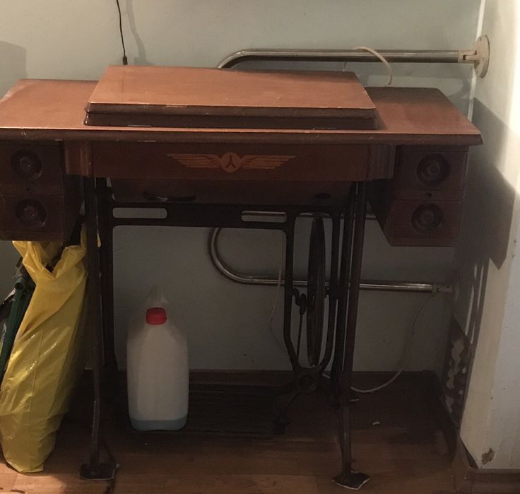 Винтажная ножная швейная машинка