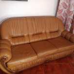 Conjunto de 3 sofás em cabedal castanhos. Um é  sofá cama