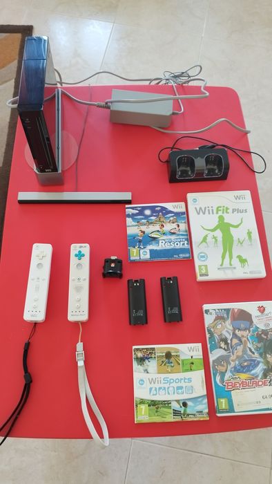 Consola Wii com todos os acessórios na imagem