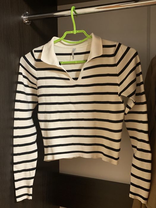 Белый топ в черную полоску