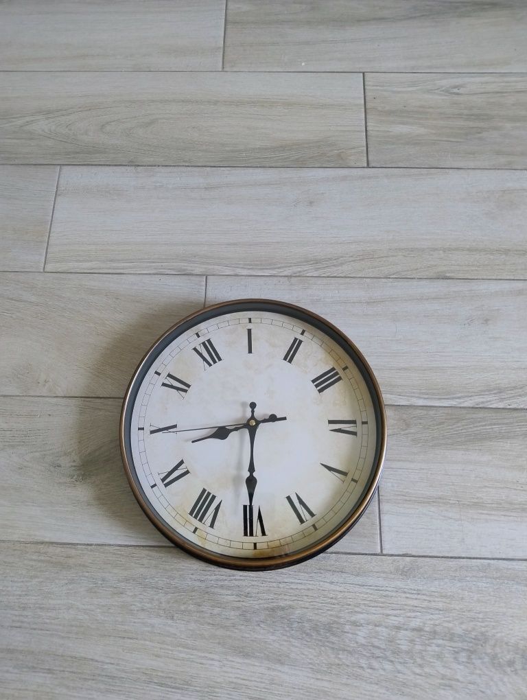 Zegar retro ścienny okrągły cyfry rzymskie, cichy 27cm.