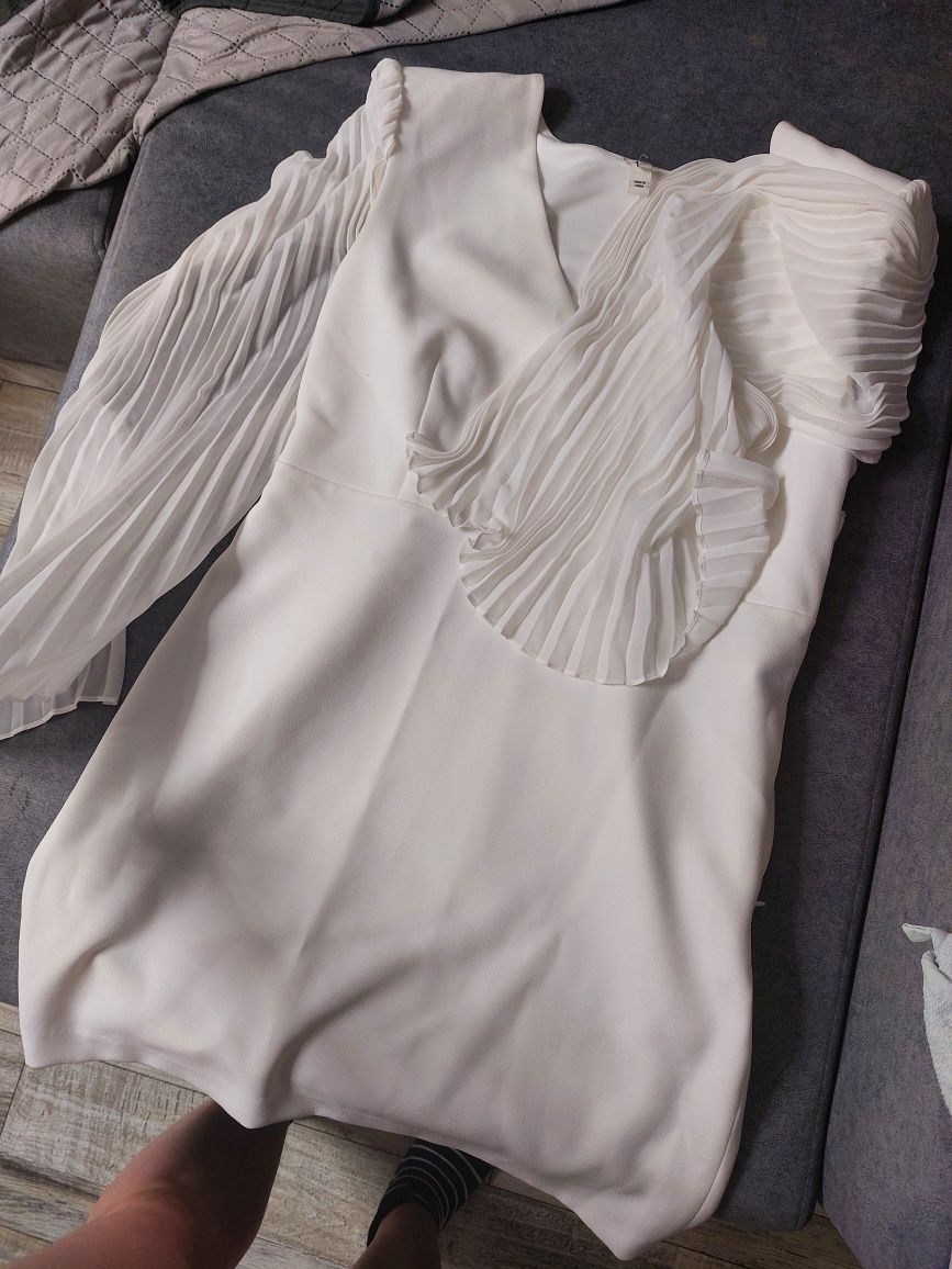 Продам шикарне плаття білого кольору з рукавами