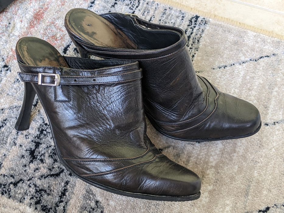 Віддам безкоштовно туфлі на підборах каблуках шльопки