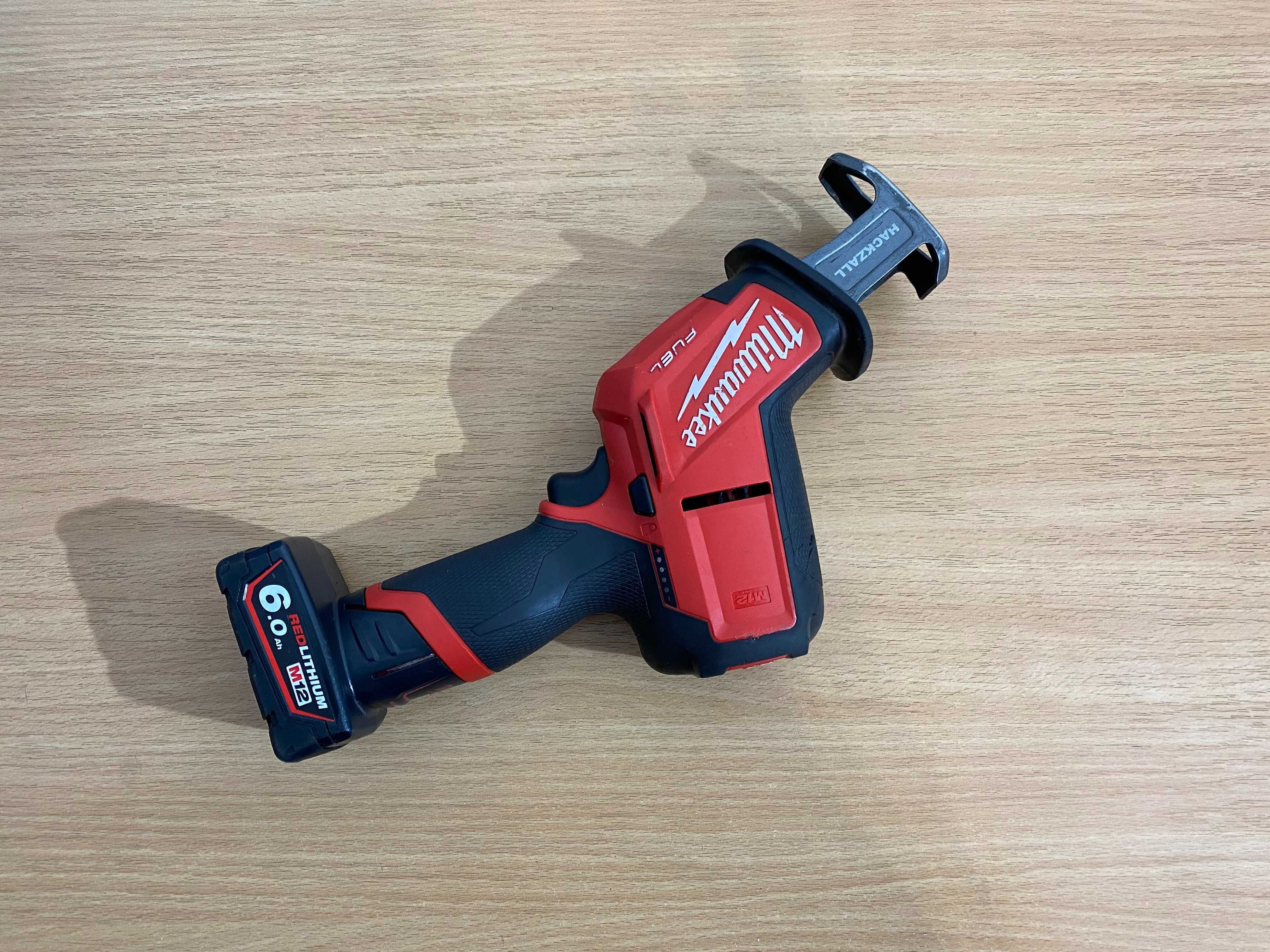 Piła szablasta akumulatorowa Milwaukee M12 CHZ + Bateria M12 6.0Ah