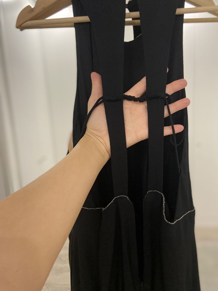 Vestido preto com costas abertas