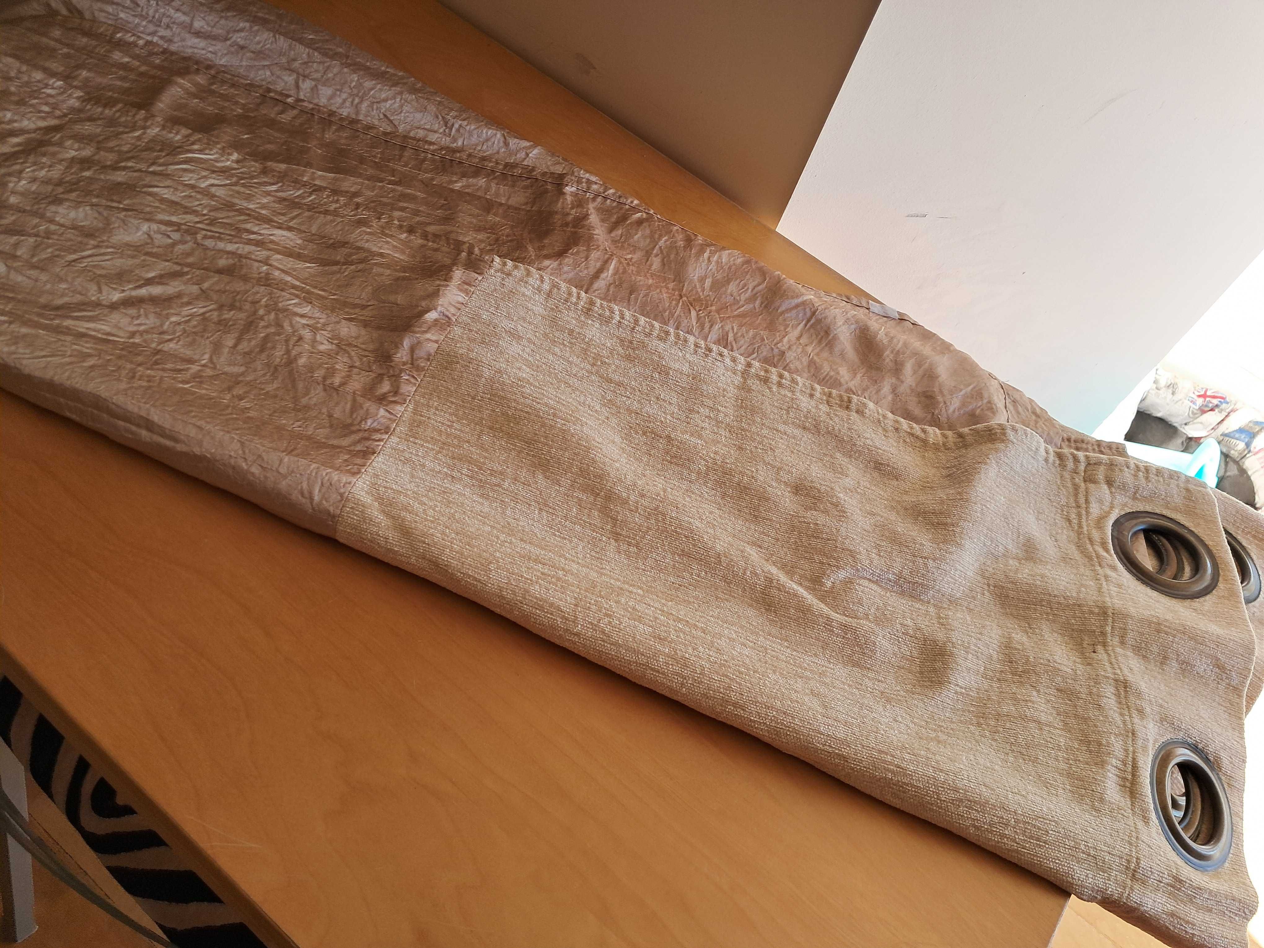Cortinado com argolas  de tecido opaco cor creme