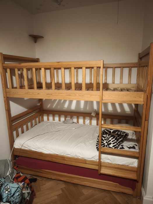 Łóżko piętrowe z dodatkowym łóżkiem wysuwanym. Trzy materace.