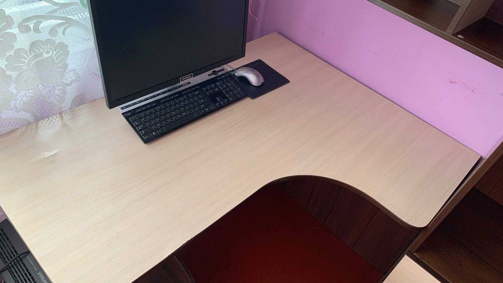 Стіл письмовий з полицями