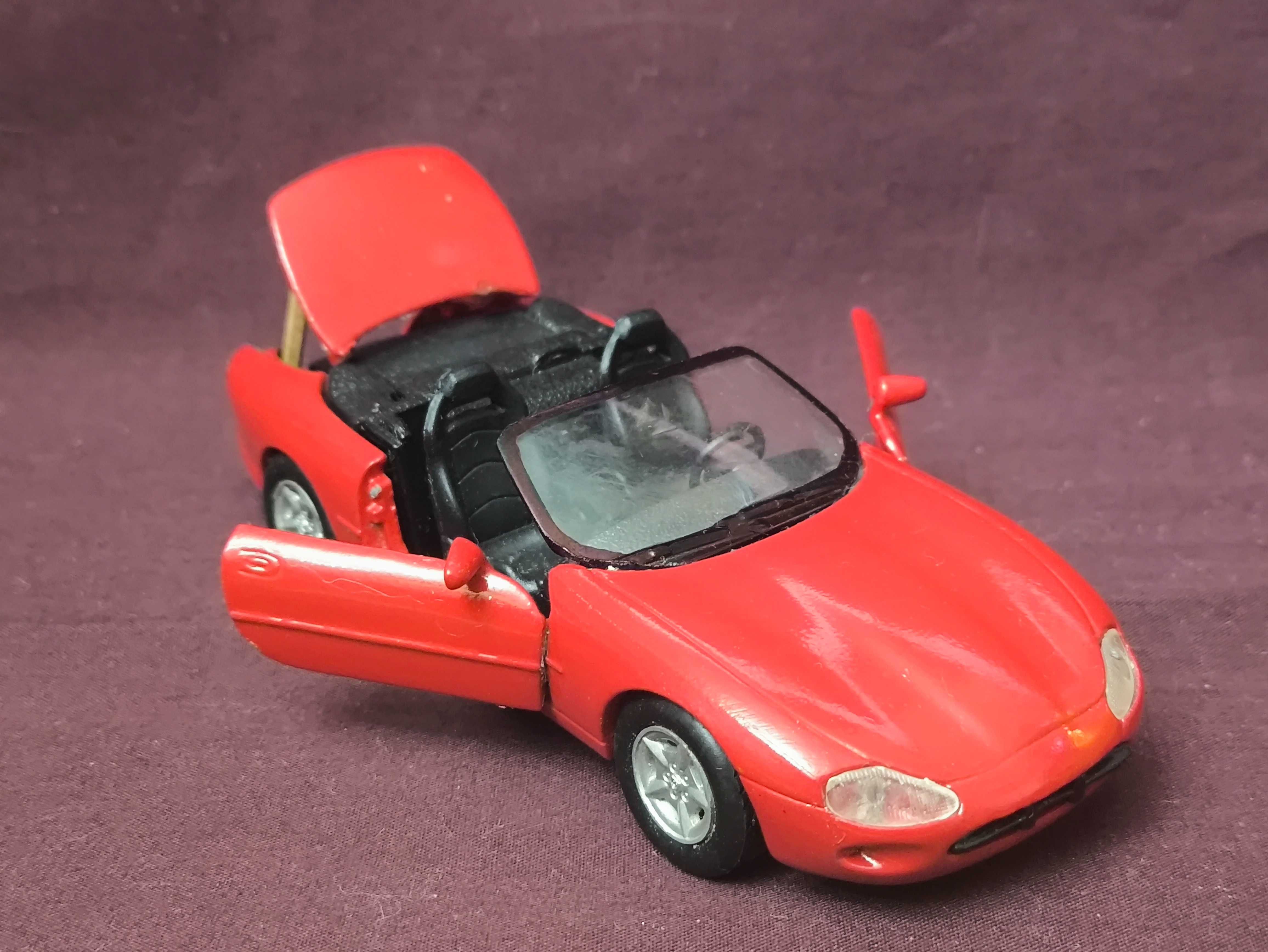 Машинка инерционная Jaguar XK8 1:43 Welly