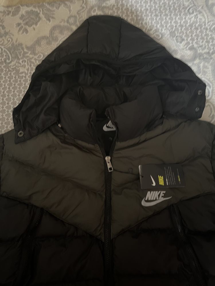Курта Nike чорно-зелена L