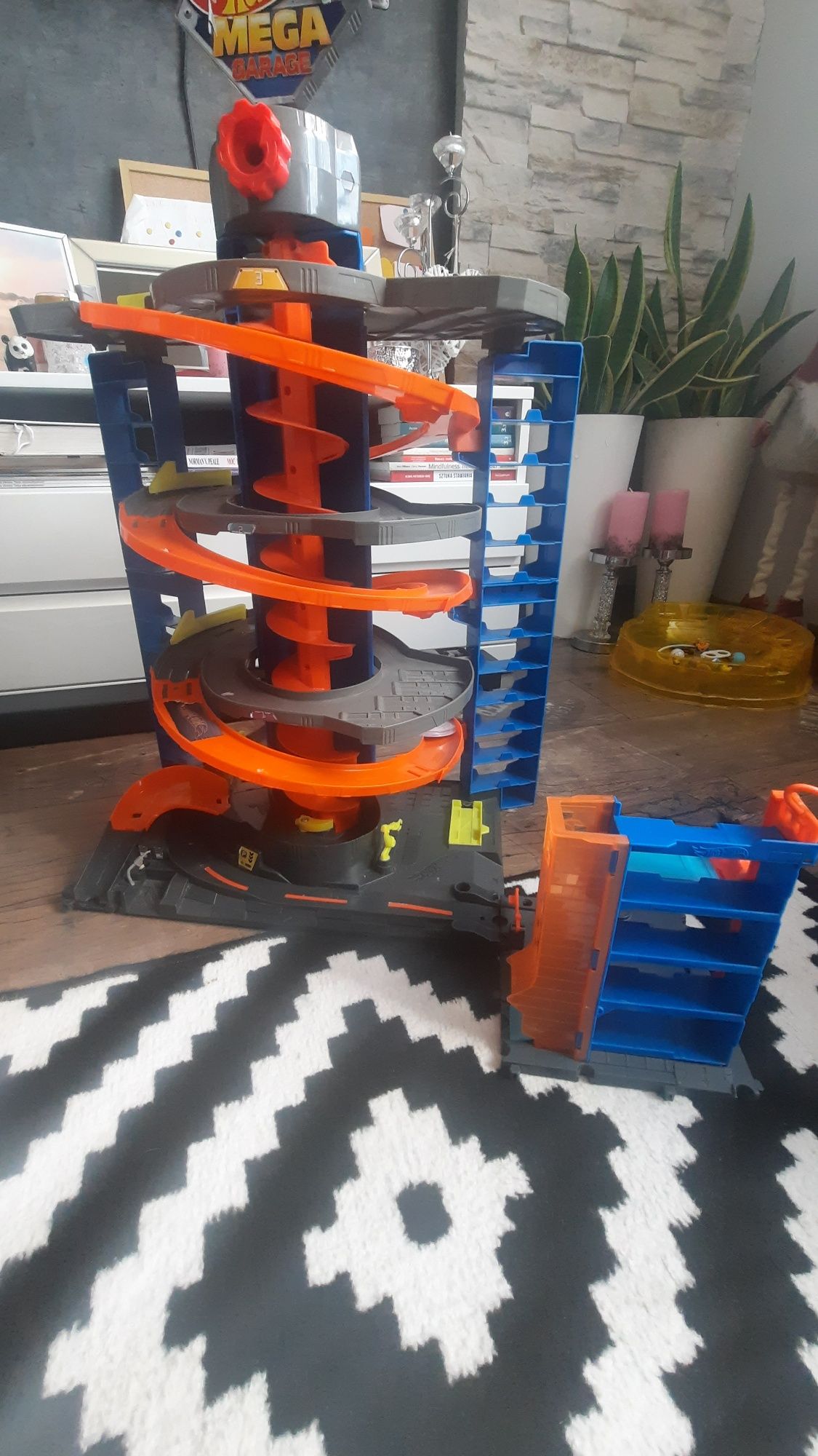 Zjezdzalnia  zabawka d chlopaka Hot wheels mega garage Plus dodatek