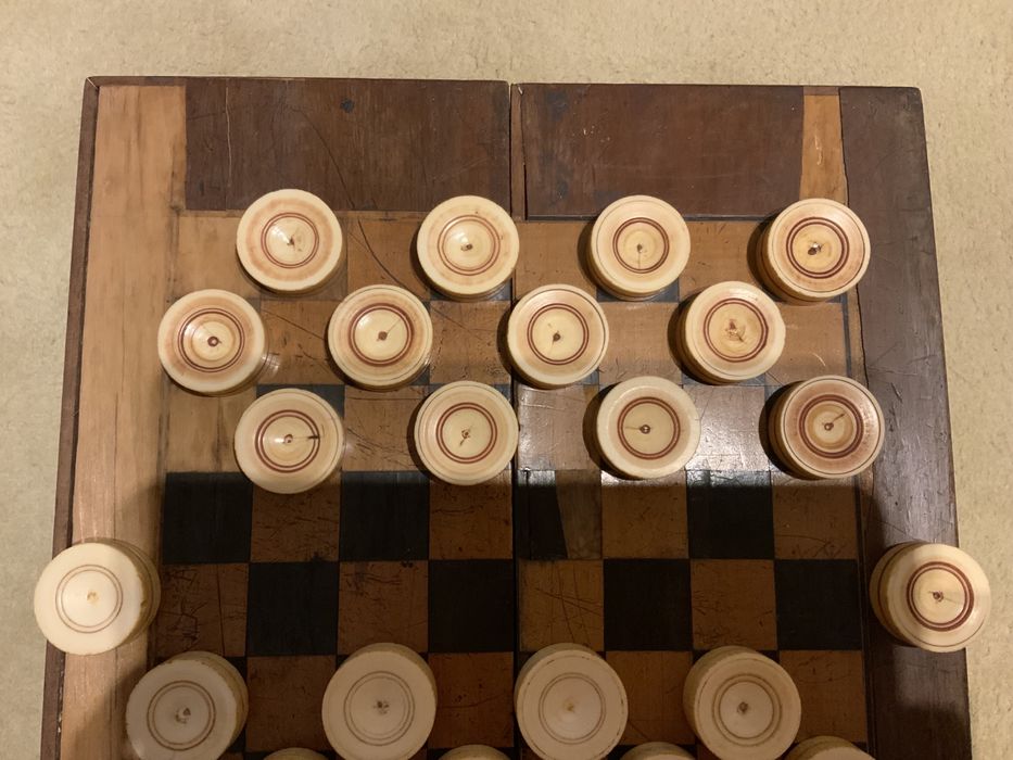 Antigo e raro jogo de damas com as peças em matéria nobre total de 26