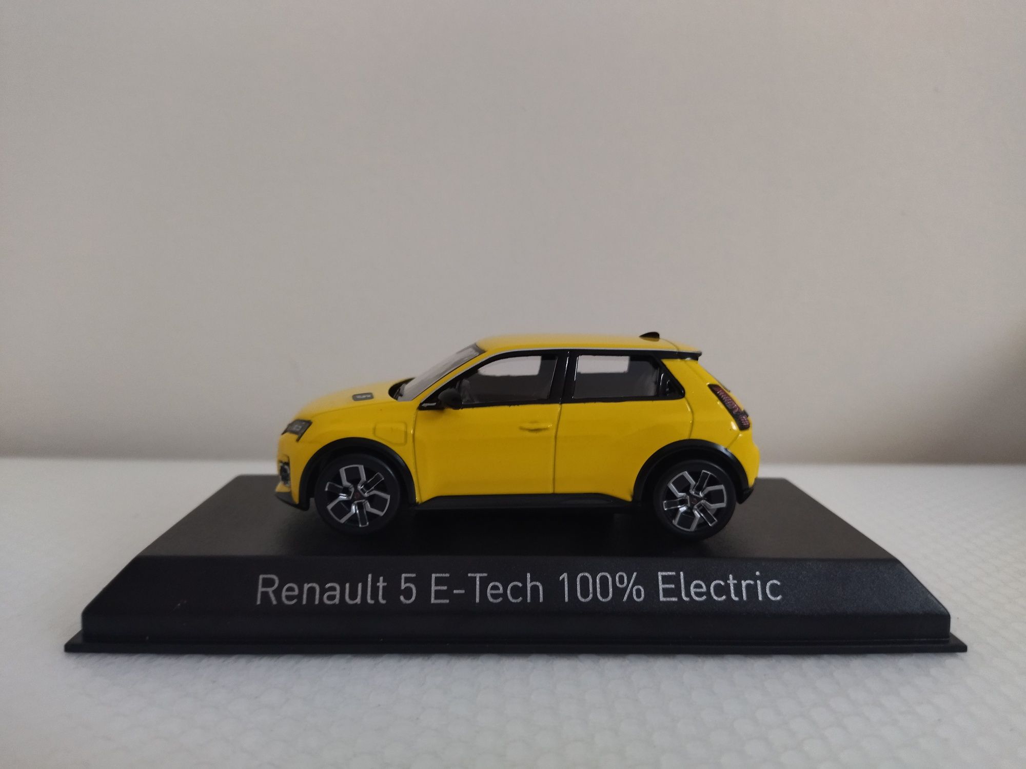 Miniatura Renault 5 E-Tech Nova 1/43