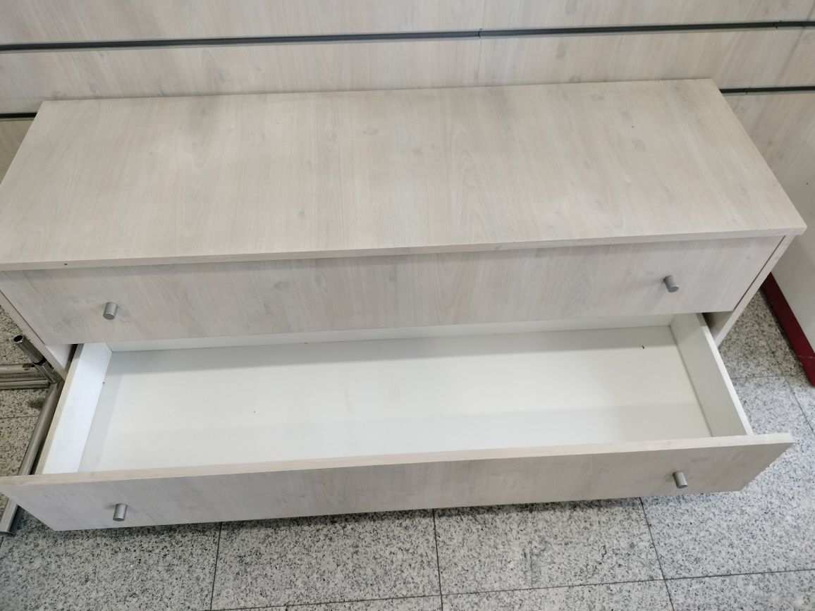 Móvel com gavetas funcional ou decorativo.