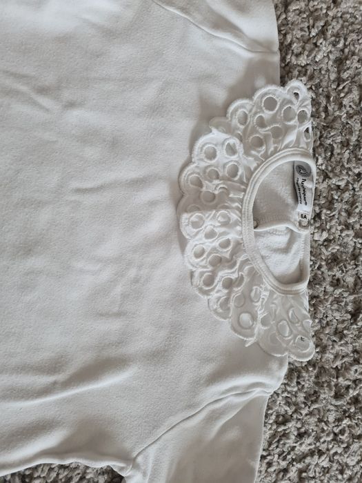 Camisola de algodão cardada com gola e punhos bordados. Tamanho 6 anos