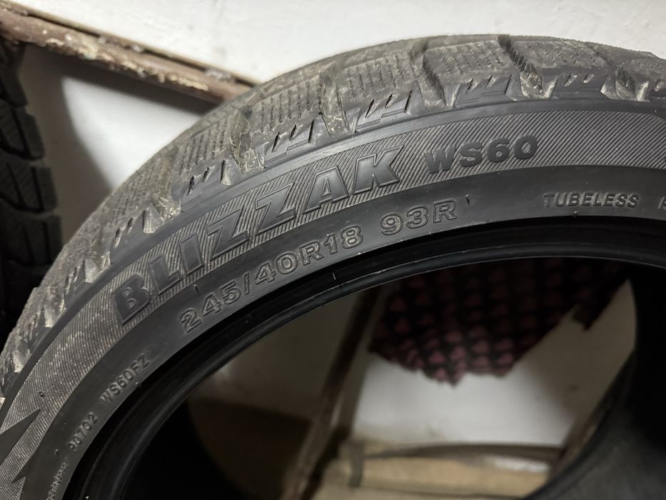 Продам 2-ве  зимнее шины Bridgestone Blizzak WS 60 (245/40 R 18)