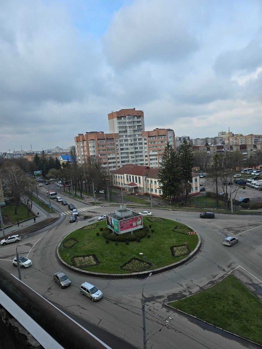 р Простора 2-кімнатна квартира з автономним опаленням.Під ремонт