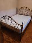 Cama de casal com colcão incluído em bom estado