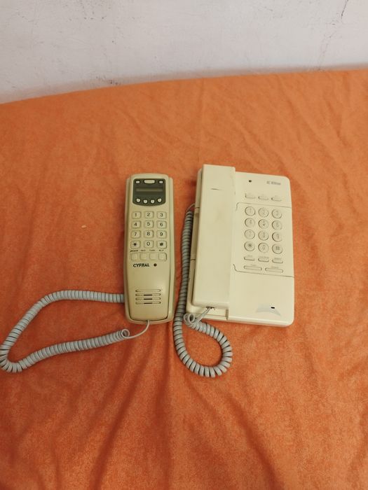 Dwa telefony stacjonarne retro