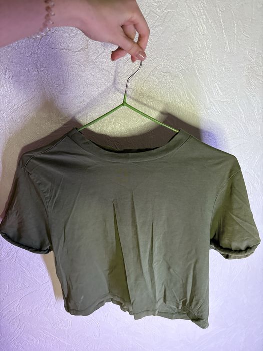 Чорна та зелена футболка stradivarius