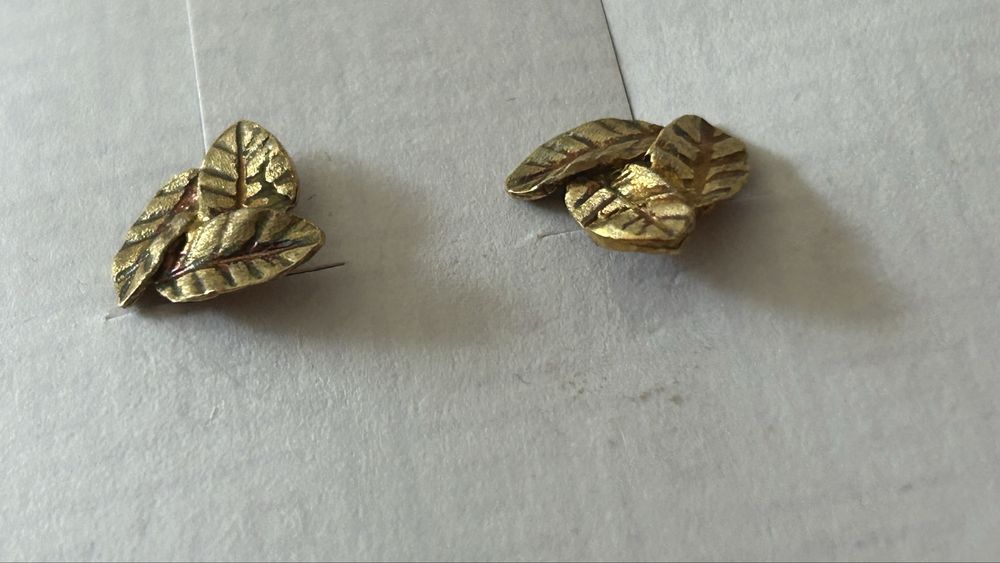 Brincos em prata dourada novos