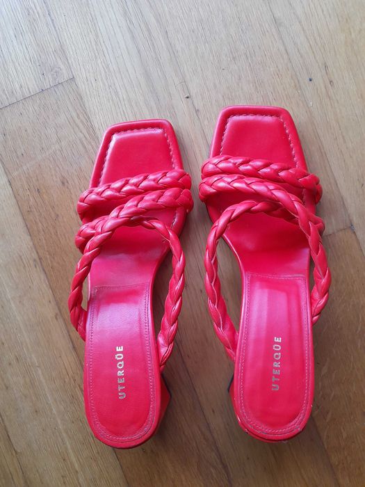 Sapatos cunha vermelho Uterque.
