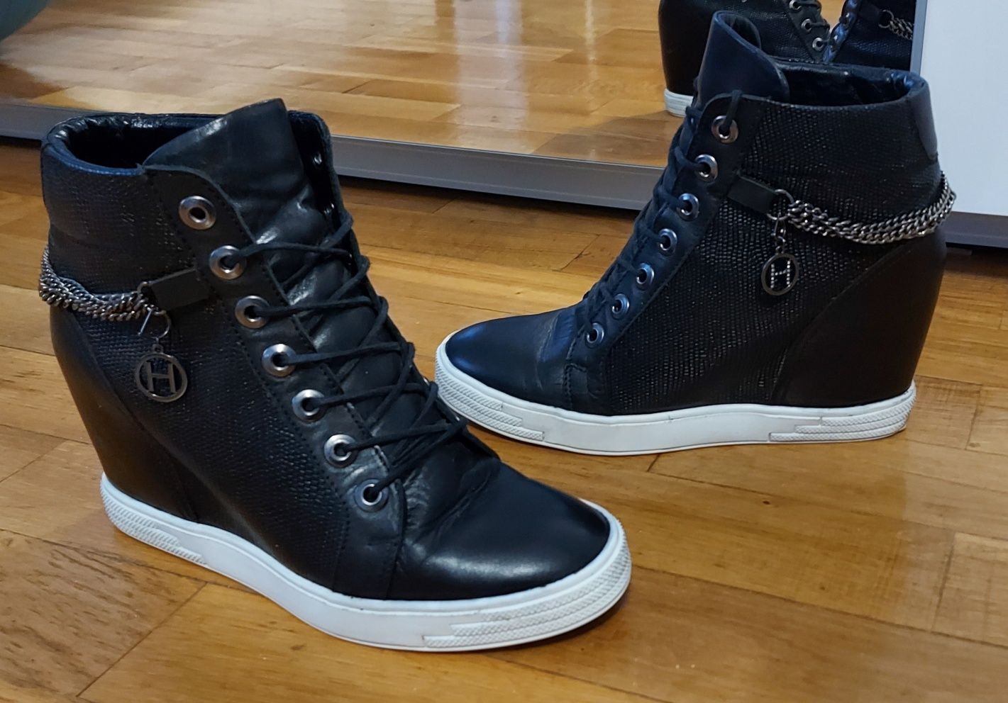 Sneakersy czarne ze skóry naturalnej CARINII 39 / 40