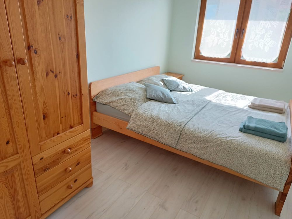 Całoroczny domek nad jeziorem z prywatną plażą – dla 4-10 osób