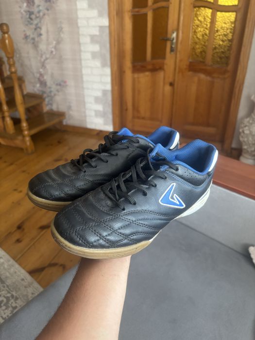 Продам футзалки demix