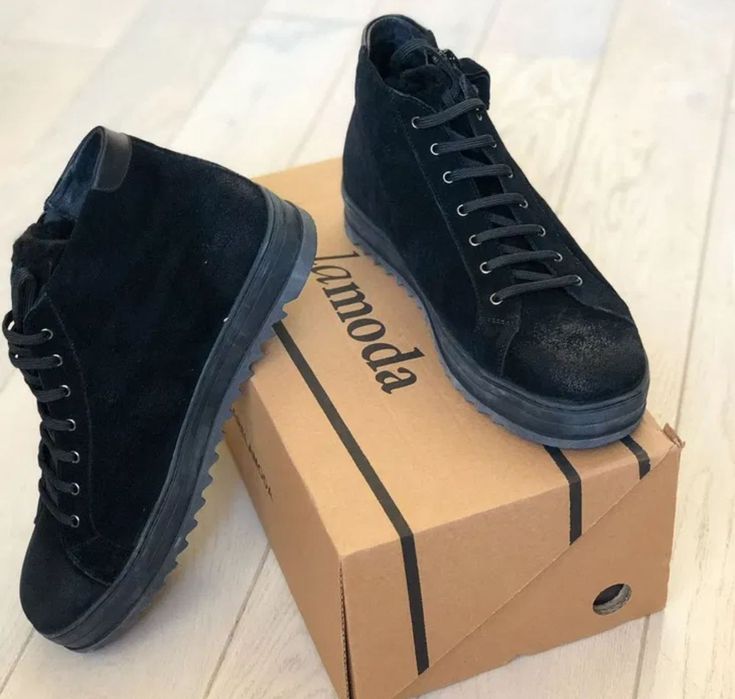 Черевики з натурального замшу з натуральним хутром всередині.